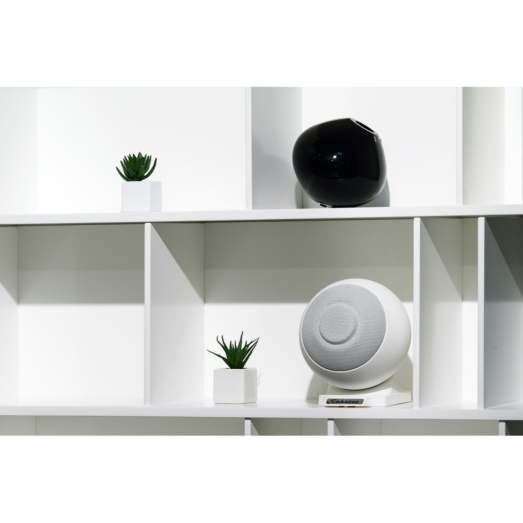   3   : Cabasse IO 2 on wall/base version Glossy White