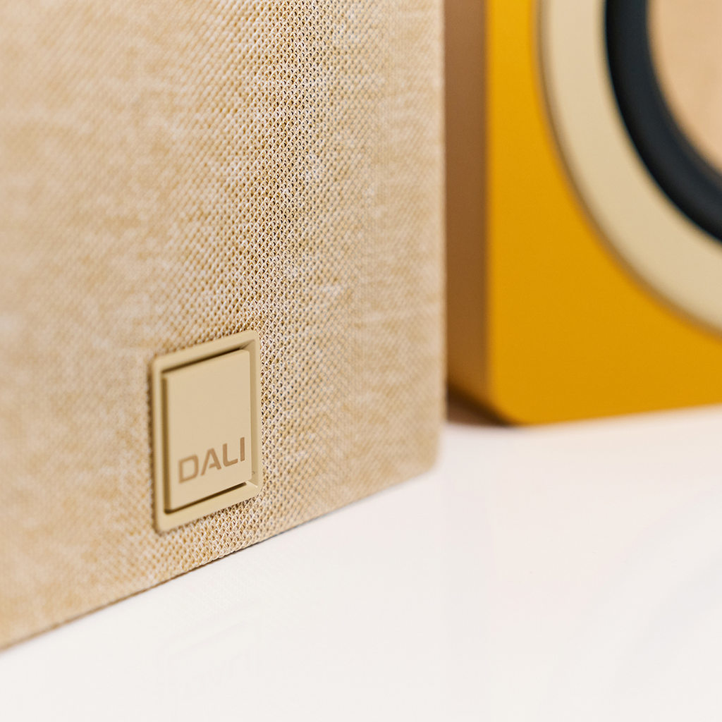 ���� � 10 ������ ������������ ����: DALI Kupid Black Ash